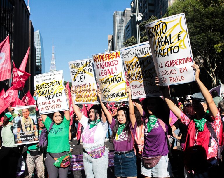 Manifestantes fazem protesto contra PL que equipara aborto a homicídio na Avenida Paulista