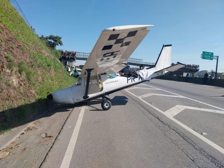 Avião de Pequeno Porte Faz Pouso de Emergência na Rodovia Régis Bittencourt; Vídeo Mostra o Momento