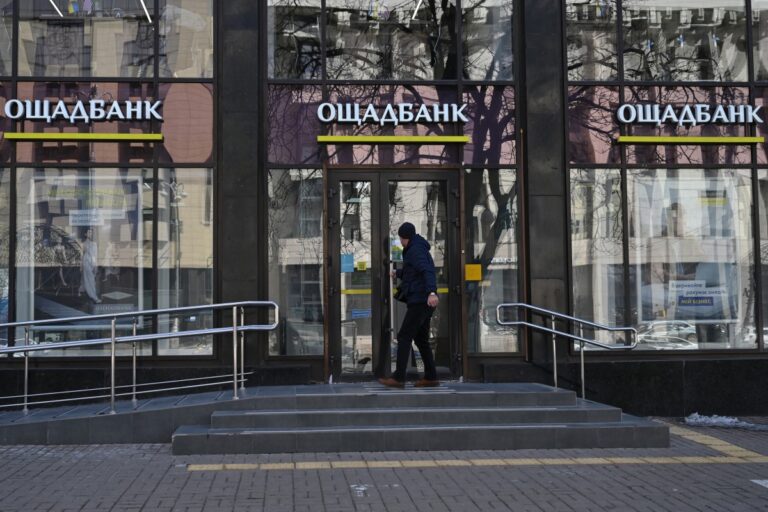Budapeste: Ucrânia denuncia Hungria por manter sete funcionários de banco ucraniano como reféns