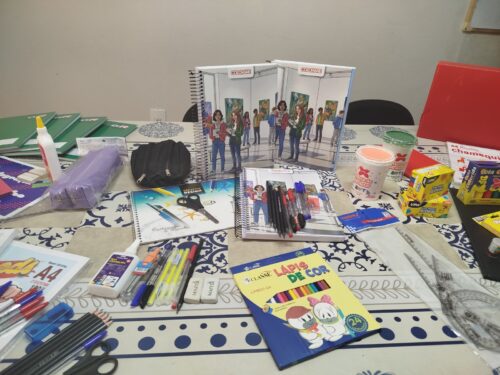 Distribuição de kits de material escolar para estudantes da rede municipal tem início pela Prefeitura.