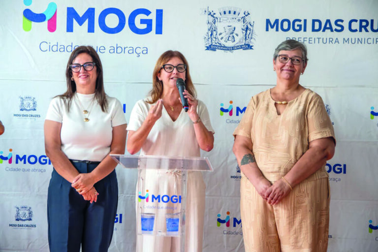 Mara Bertaiolli distribui uniformes e abre creche no bairro Botujuru