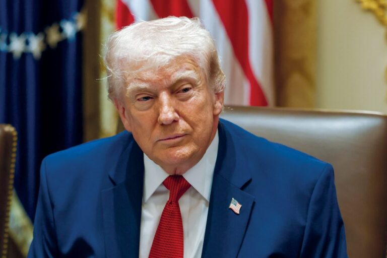 Trump celebra reabertura do Estreito de Ormuz, mas mantém bloqueio naval ao Irã