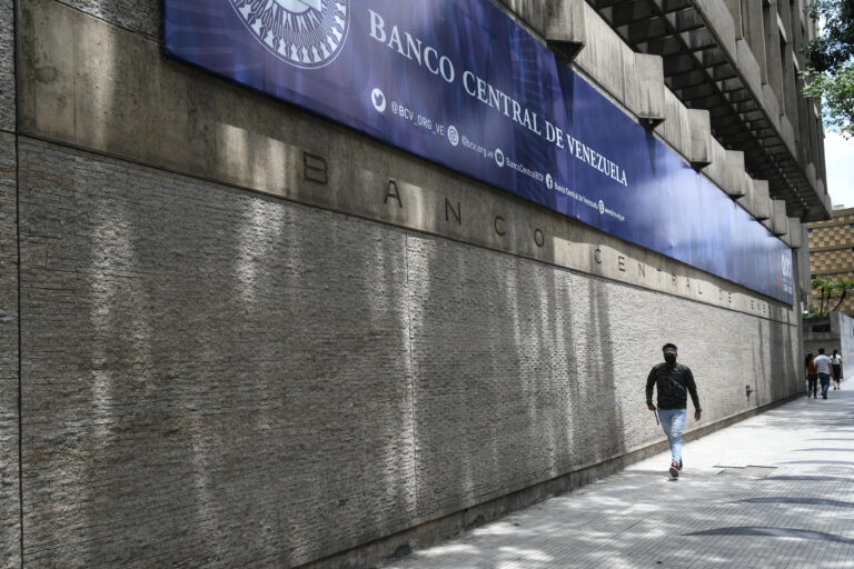 Saída da ex-cunhada de Maduro do Banco Central marca turbulência na política venezuelana após afastamento de Delcy