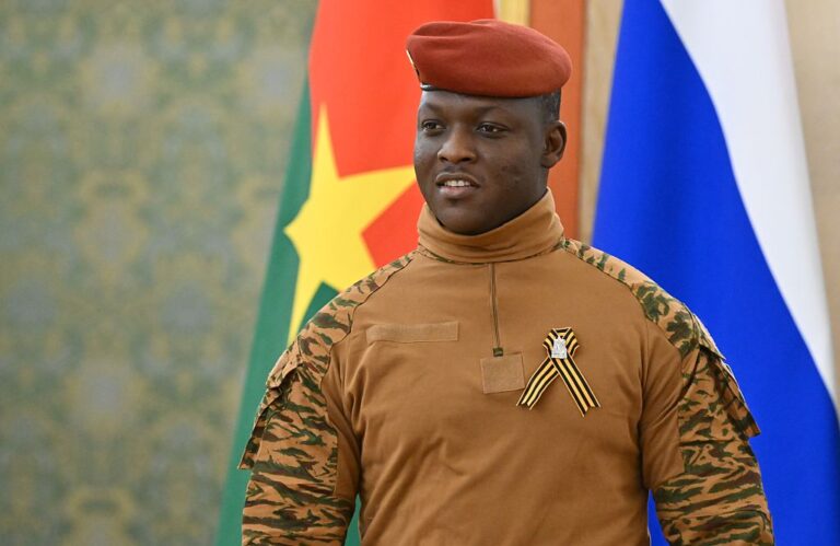 Líder militar afirma que Burkina Faso deve abandonar a democracia
