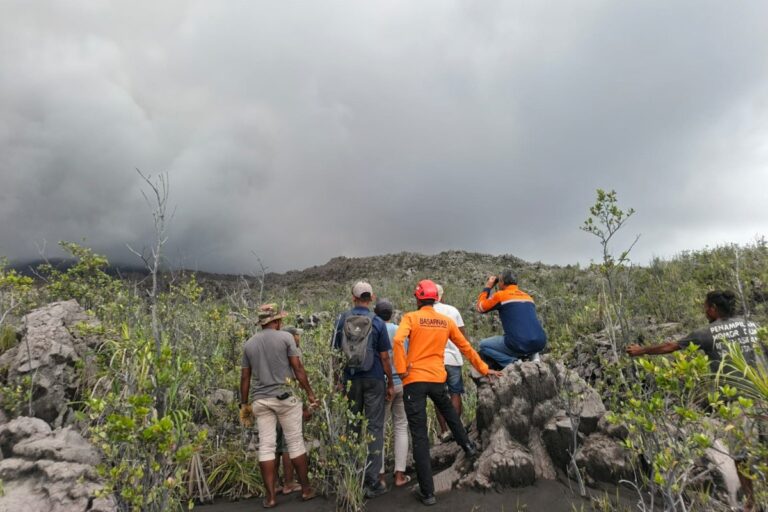 Tragédia na Indonésia: erupção vulcânica ceifa a vida de três alpinistas em zona restrita