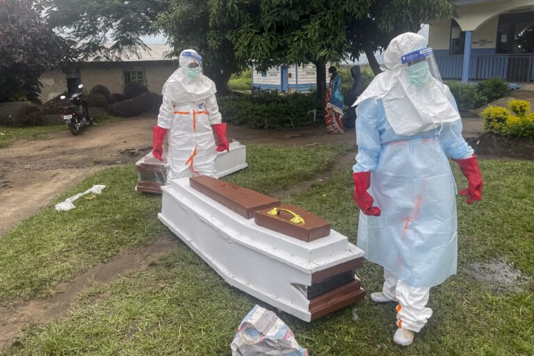 Congo vive tumulto com protestos e incêndio em hospital após mal-entendido sobre vítima de Ebola