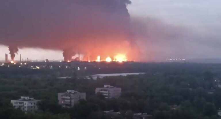 Conflito na fronteira: ataque da Ucrânia resulta em quatro mortos e incêndio na Rússia