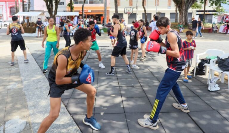 Mogi Abraça o Centro: Atividades Esportivas Agitam a Praça Oswaldo Cruz