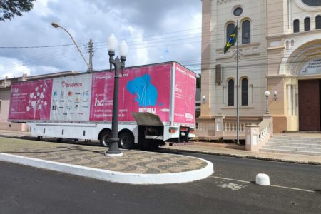 Hospital do Amor oferece serviços de saúde gratuitos em Monte Alto com sua carreta móvel
