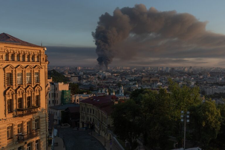 Intensificação do Conflito: Kiev Sofre o Mais Severos Ataques desde o Início da Guerra, Enquanto Bombardeios Aumentam Entre Rússia e Ucrânia