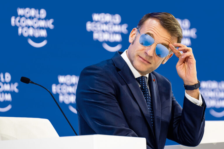 Justiça francesa derruba restrição de redes sociais para jovens abaixo de 15 anos, desafiando Macron