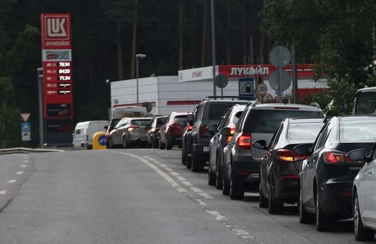 Moscou enfrenta filas de até 80 veículos em postos devido à falta de gasolina, reminiscentes de Cuba
