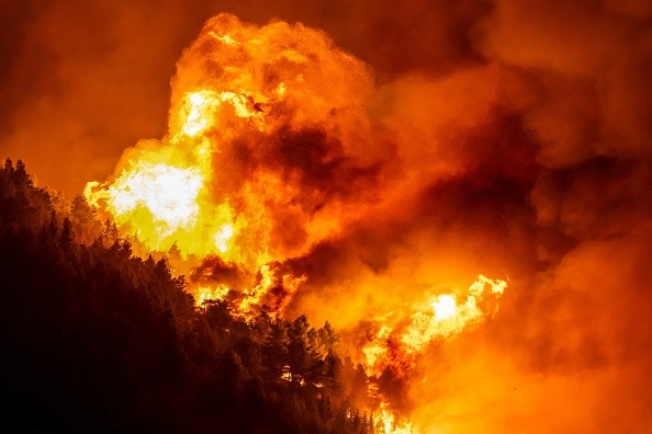 Chamas devastadoras tomam a Europa, forçando milhares a abandonarem seus lares sob o intenso calor