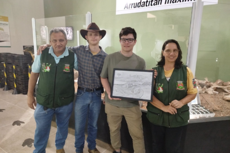Clan joinvilense explora as maravilhas do Museu de Paleontologia em Monte Alto
