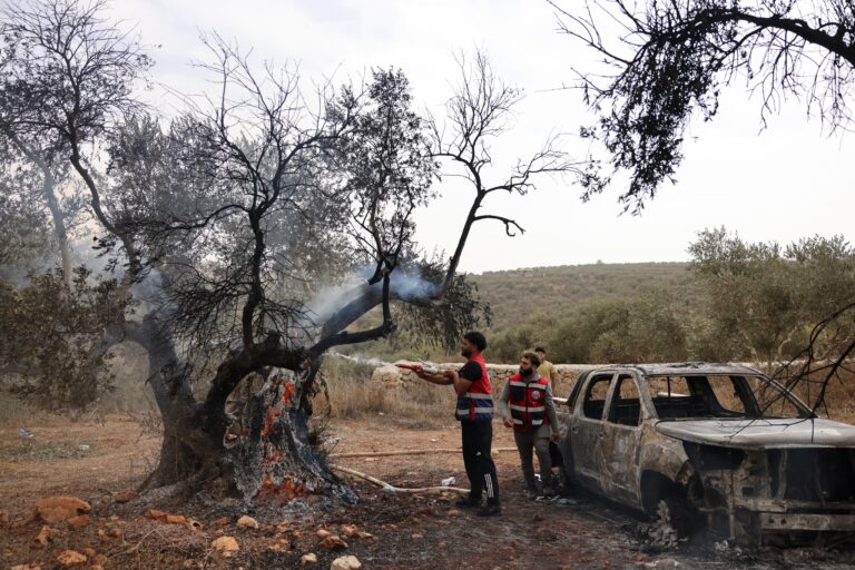 Conflito na Cisjordânia: Colonos judeus agem com violência contra palestinos e atingem jornalista dos EUA em ataque a olival